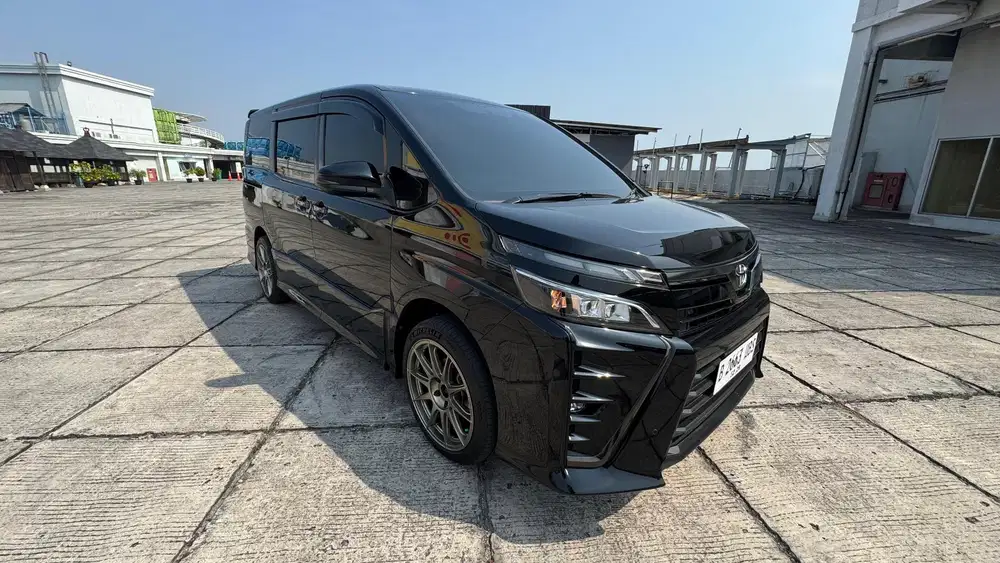 ( JUAL CEPAT ) TOYOTA VOXY 2.0 AT 2020/2021 HITAM