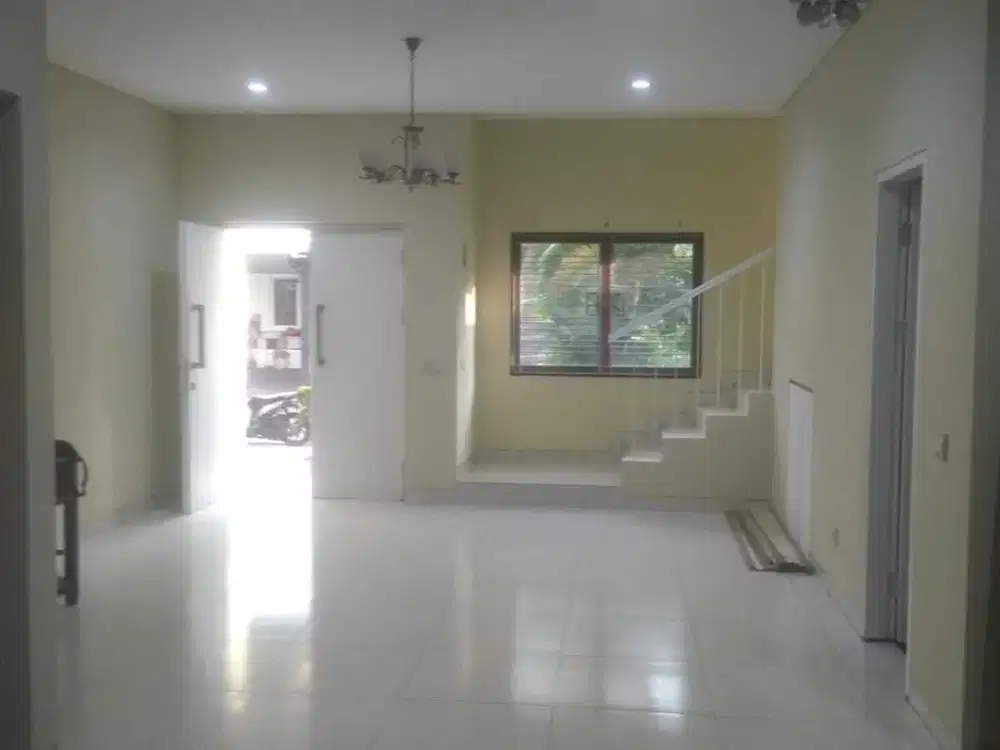 Disewakan rumah murah 2lantai di Cluster Zebrina Jakarta Garden City