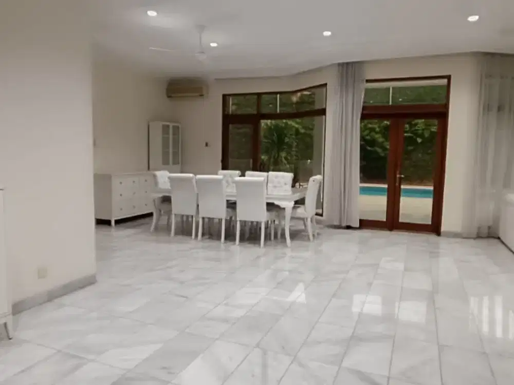 Rumah 2 Lantai Dengan Kolam Renang di TB Simatupang Jakarta Selatan – Dekat Transportasi Umum