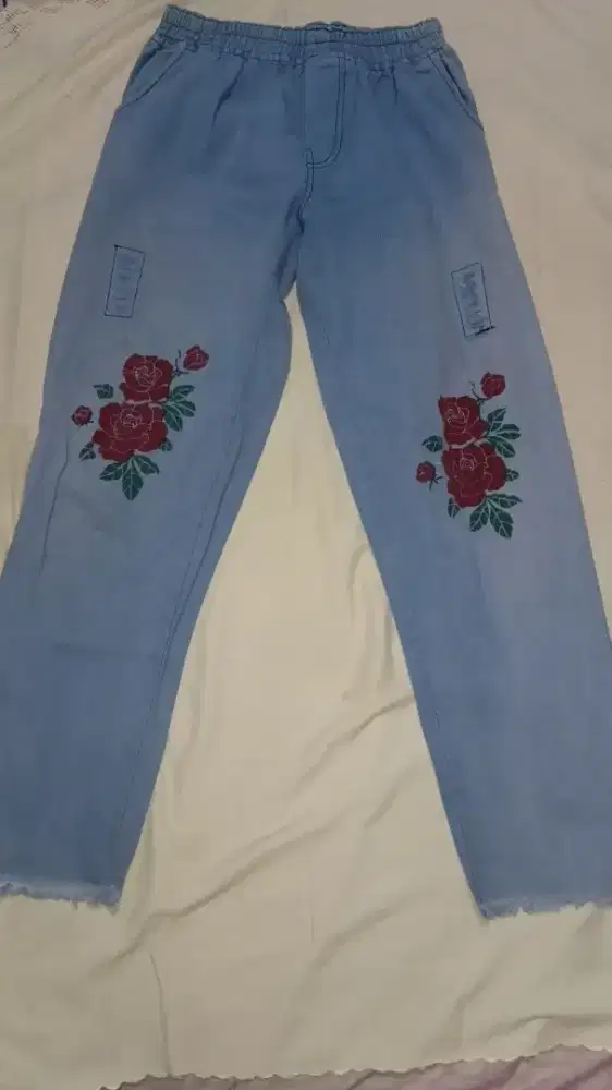 jeans merah muda motif bunga mawar