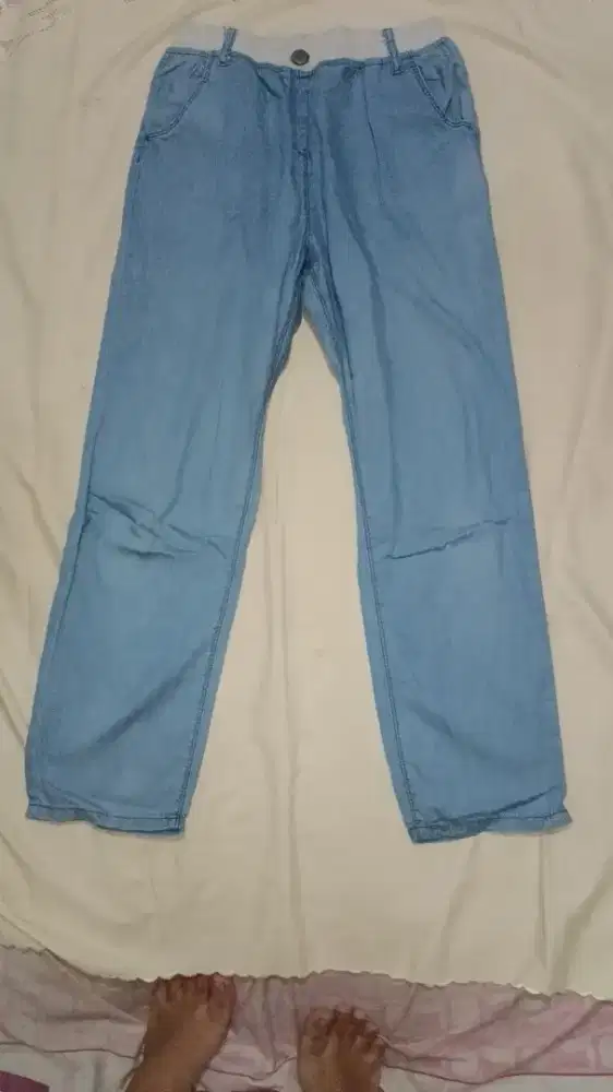 celana jeans panjang berwarna biru langit