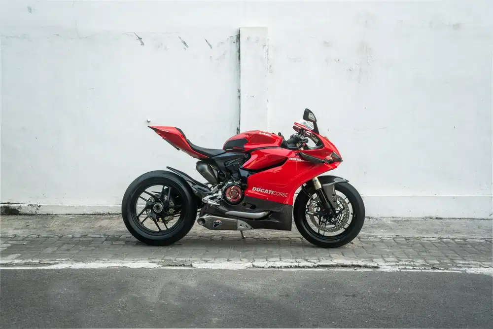 Moge Superbike : Ducati Panigale 1199 Red 2012 Low Odo
