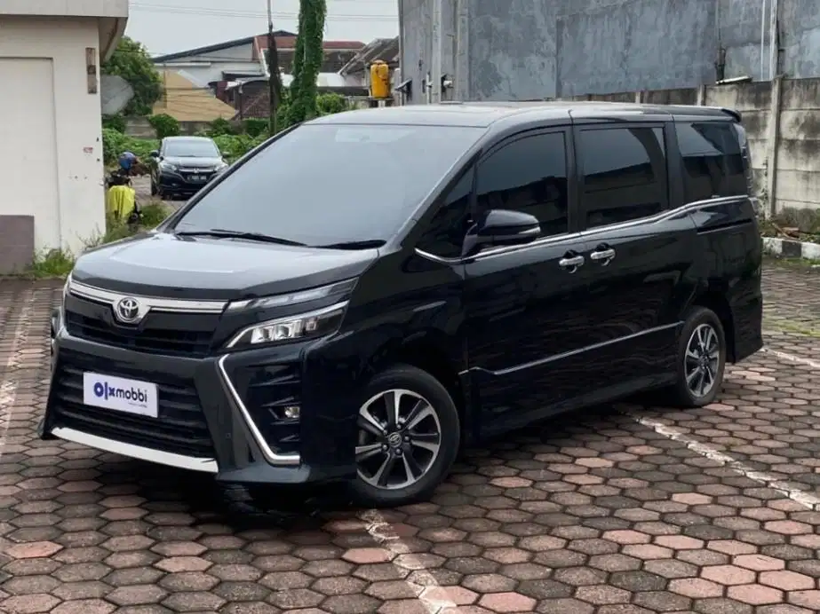 Pajak Panjang Toyota Voxy 2.0 Bensin-AT 2021 Hitam LAAA