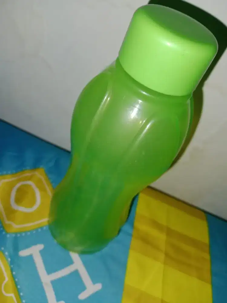 Botol minum berwarna hijau