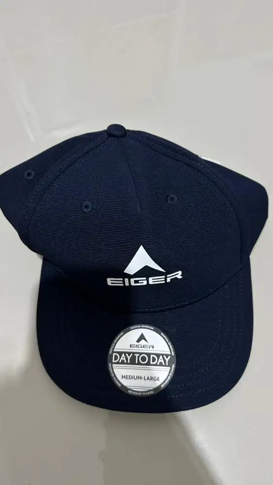 Topi eiger baru dengan tag