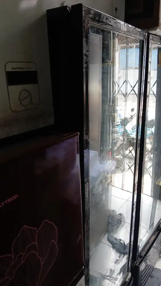 Showcase murah banting harga