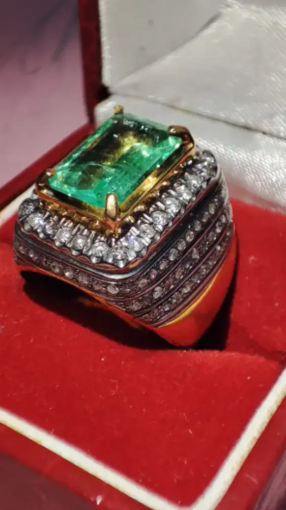 Cincin Emas Berlian 
Emerald Natural Beryl di Samarinda