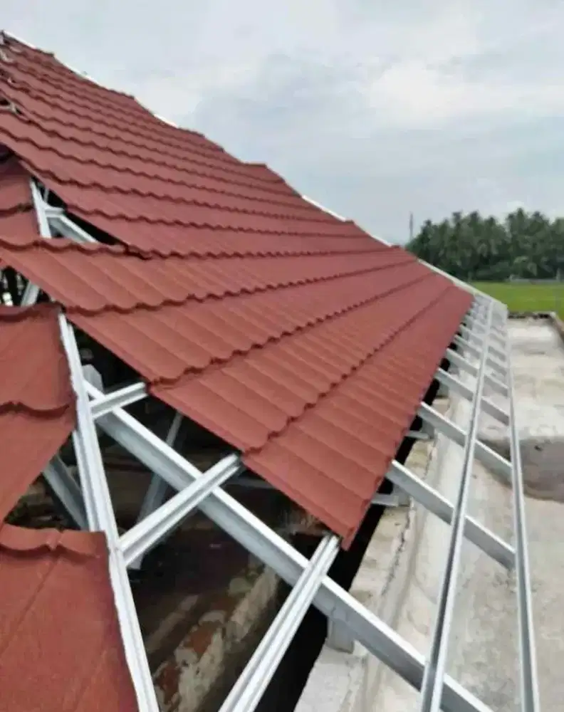 Baja ringan atap rumah terpasang