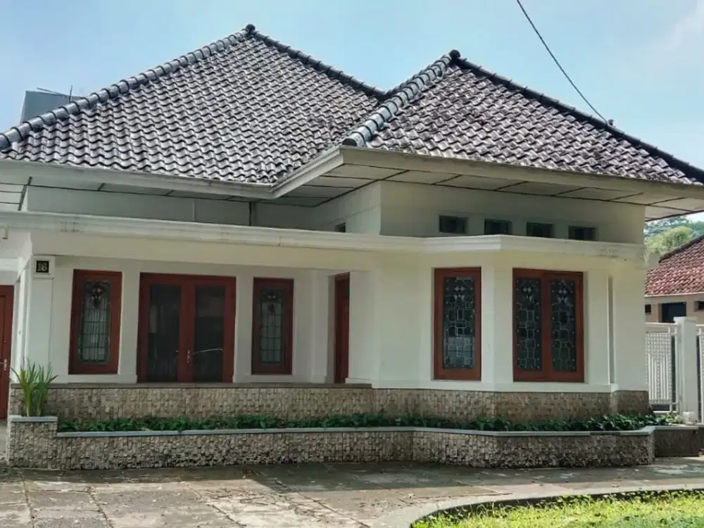 Disewakan rumah belanda sayap dago Bandung dekat ke Unpad dan RS borromeus
