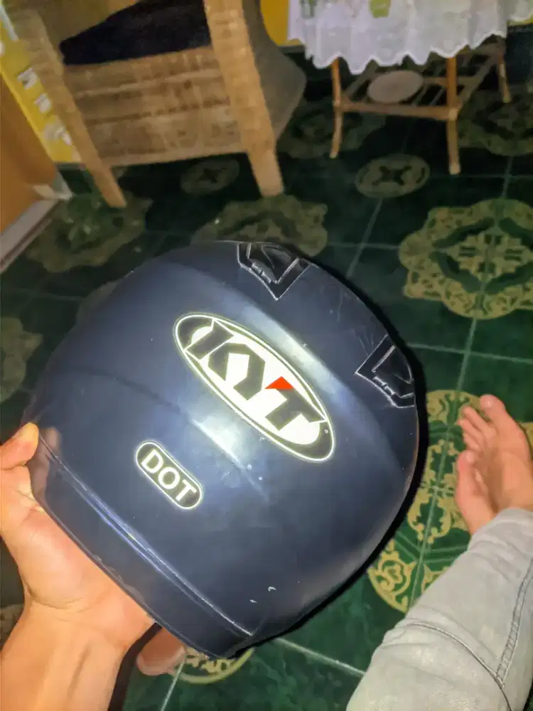 helm KYT ukuran M hitam DOFF