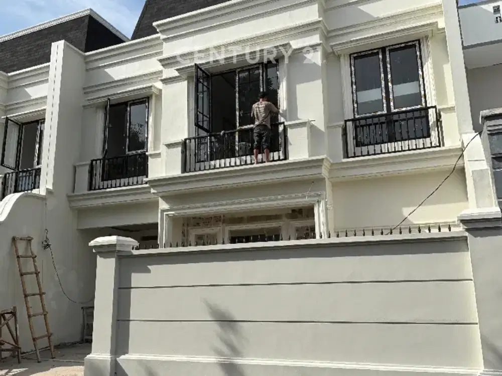 RUMAH MEWAH AMERICAN CLASSIC DENGAN ROOFTOP LUAS DI CEMPAKA PUTIH