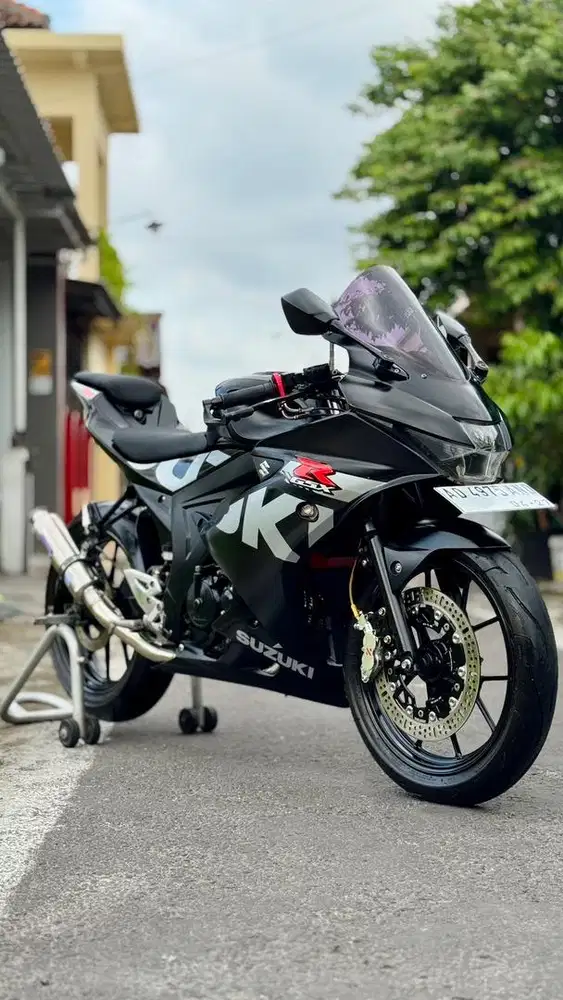 SUZUKI GSX 150R KEYLESS BLACK GANTENG