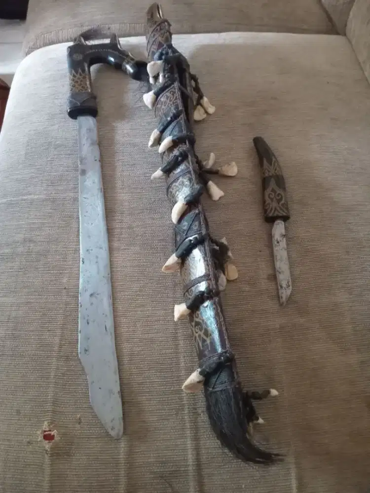 Pedang Mandau besar antik bekas peninggalan Mbah kuno.