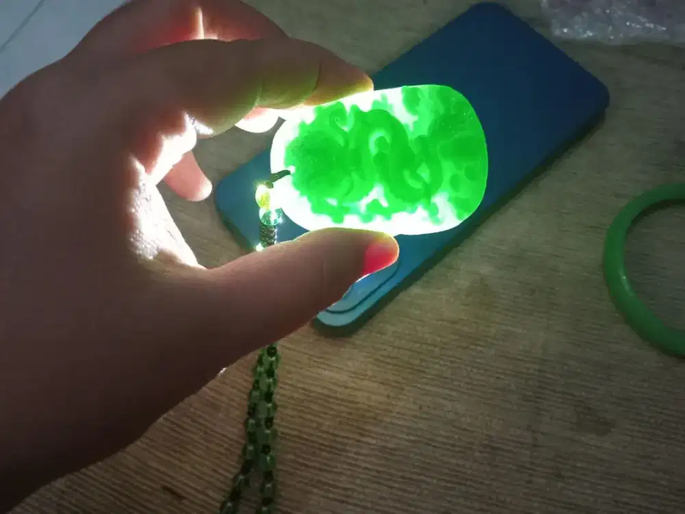 Kalung Giok berukiran Naga antik