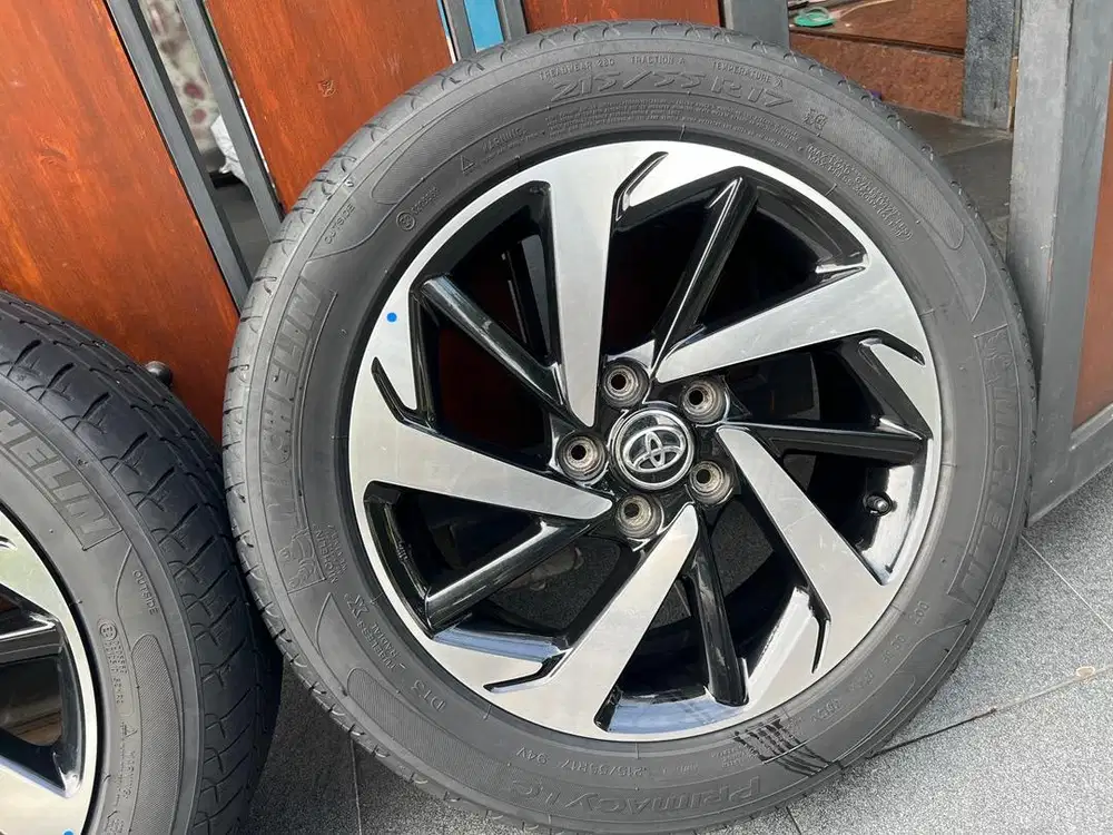 Velg R17 OEM Toyota Rush Original dan Ban Michelin Primacy LC