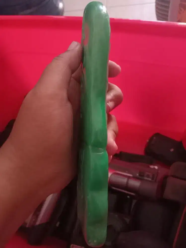 Koleksi Giok Hijau Berukiran batangan berbentuk pedang bekas antik.