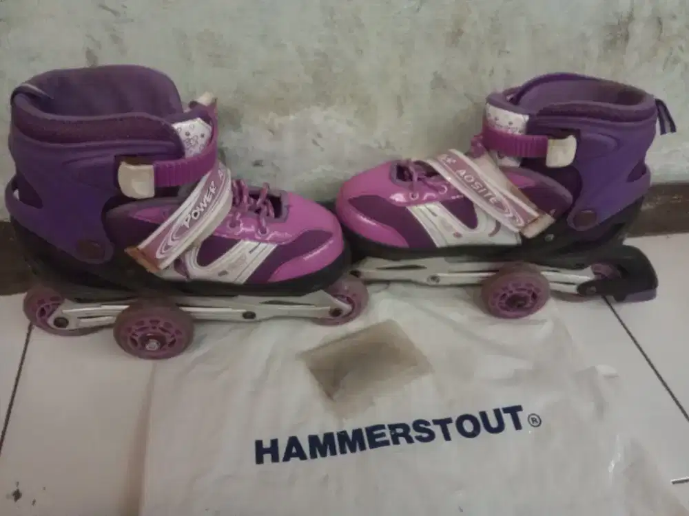 SEPATU RODA ANAK ATAU DEWASA
ukuran L ( 39 - 42 ) VIOLET UNGu