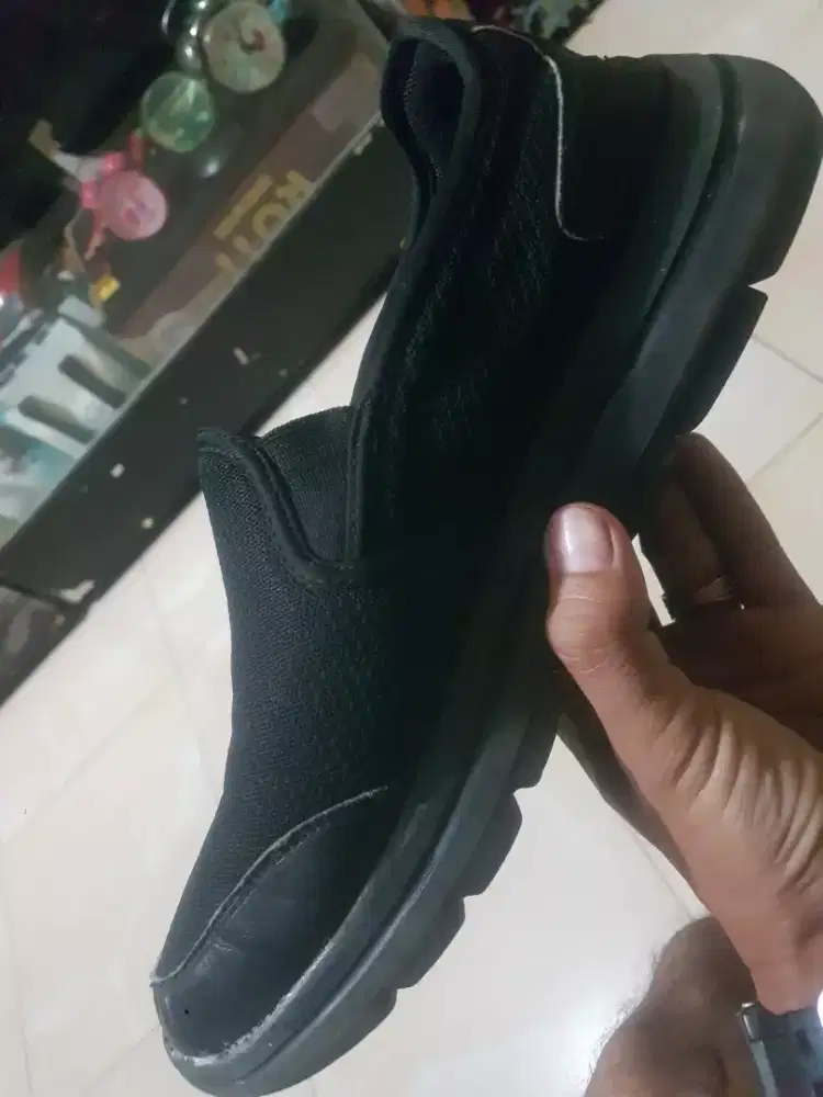sepatu slip on merk skecher