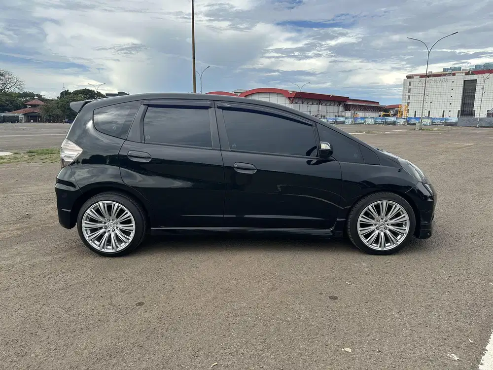 (Dp 5 jt) Honda Jazz RS matic 2013 kondisi mesin body istimewa