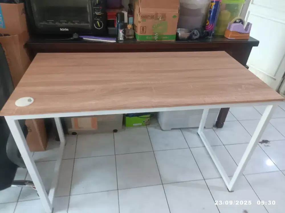 Meja kantor kayu hpl