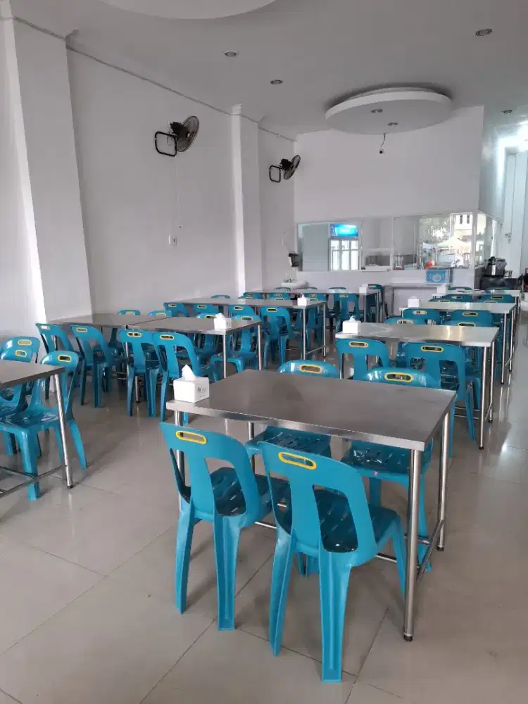 Meja makan stainless