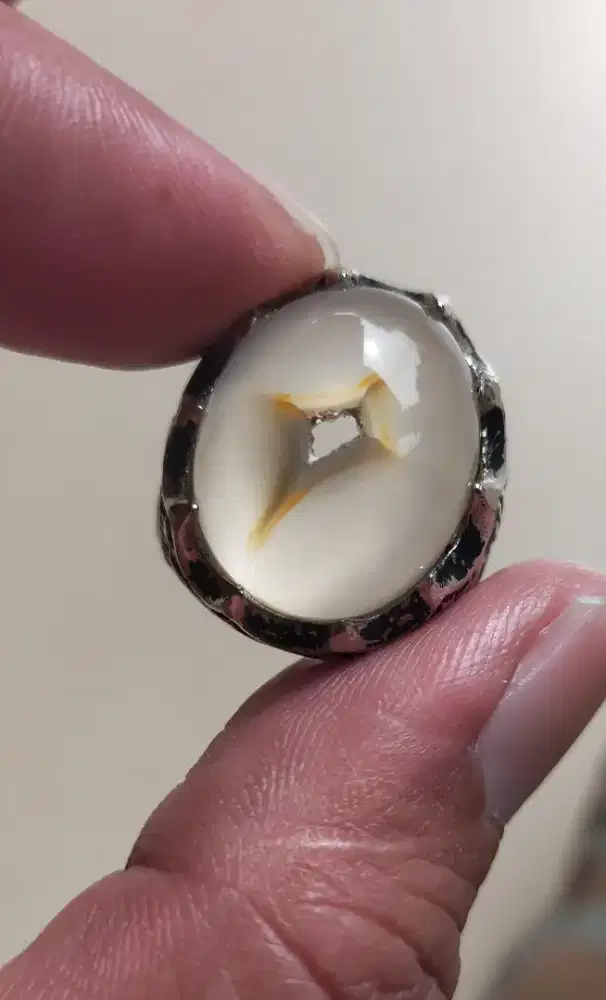 Batu combong sakral unik natural