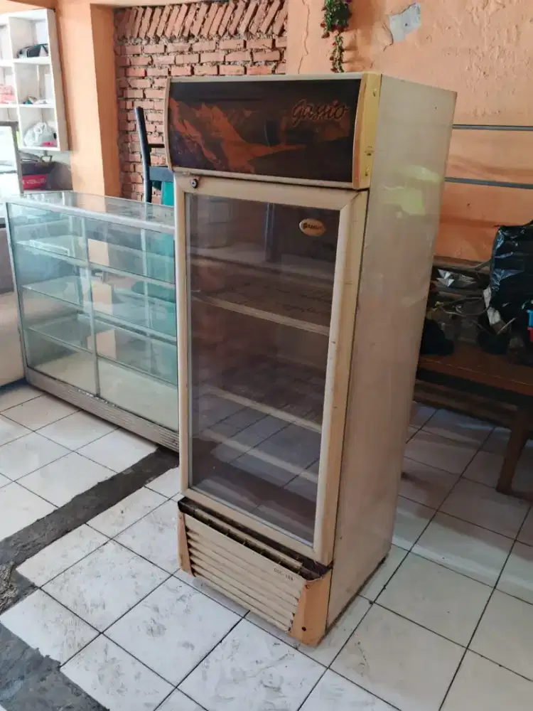 Dijual murah edisi pindahan showcase , etalase , cupsealer