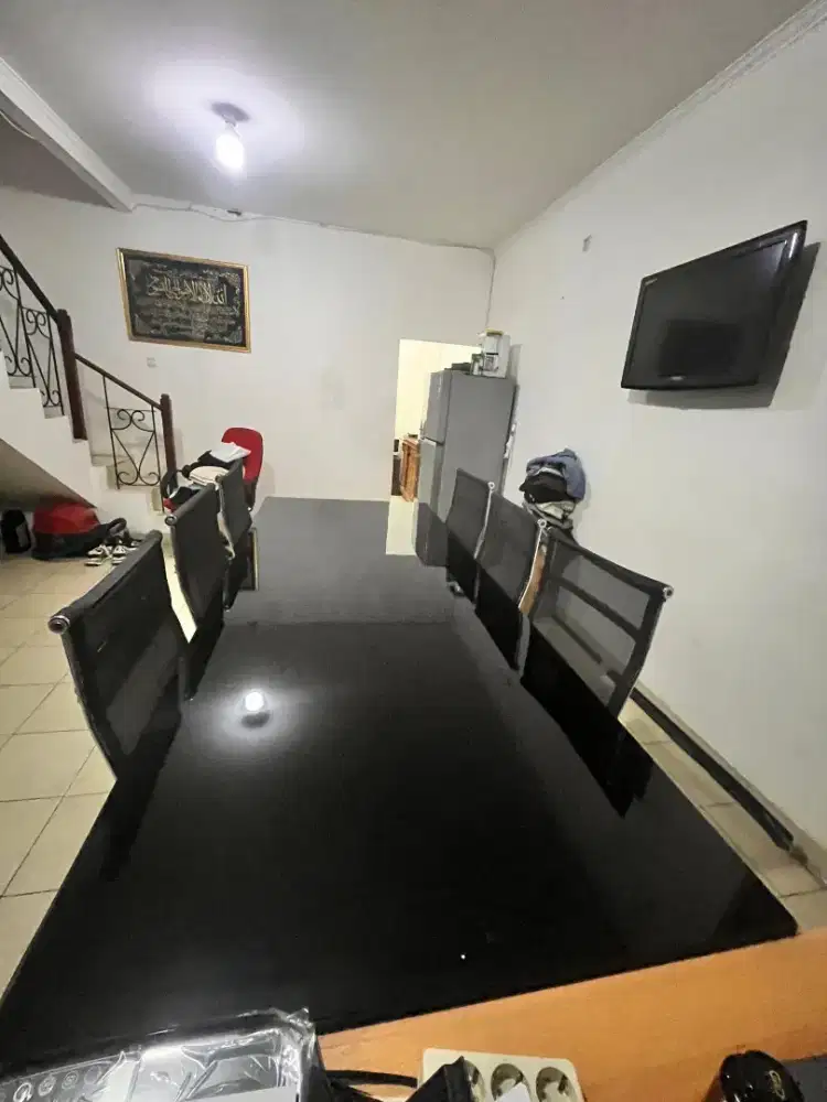 Meja meetinglapis kaca