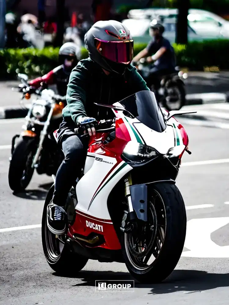 FOR SALE!! Ducati Panigale 1199 V2 2013