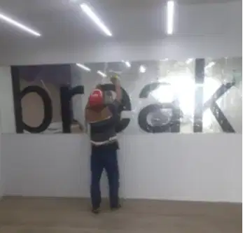 Spesialis cutting stiker rumah kacafilm kantor kaca film uv gedung dll