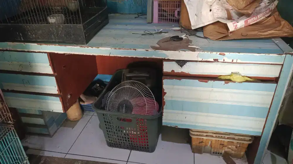 Meja kantor bahan jati sangat berat dan kokoh