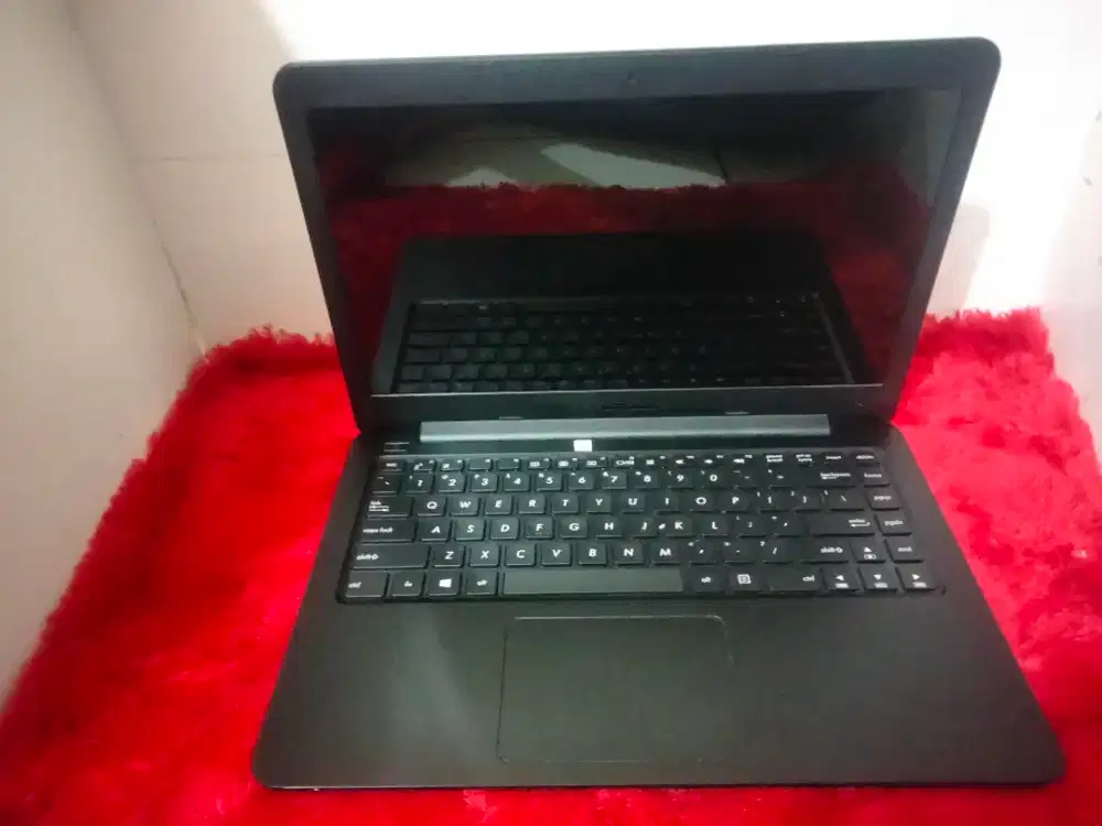 Asus e402YA/AMD e2-7015/ram4gb/ssd 256gb/Radeon R2 siap pake