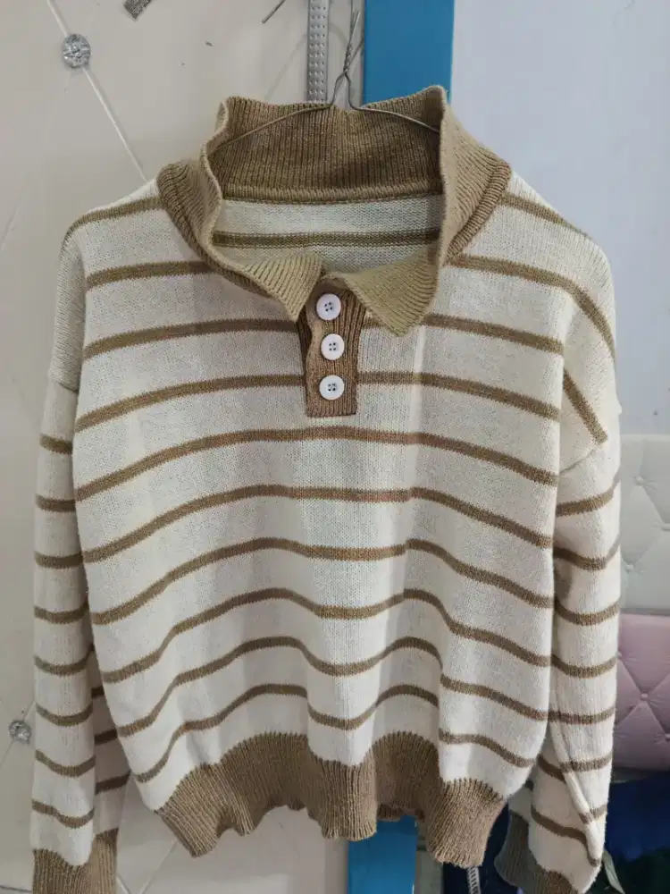 Atasan rajut crop polo wanita garis tebal