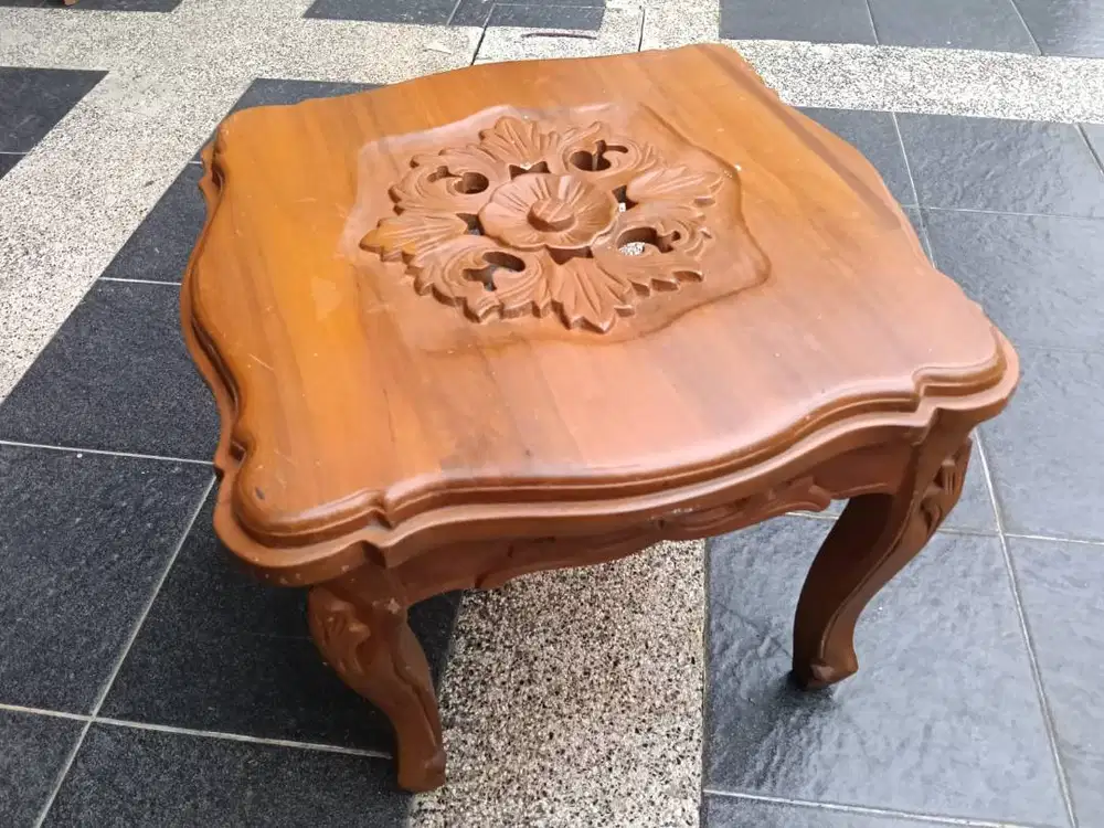 Meja Ukir Kayu Jati Tua – Klasik, Kokoh, dan Bernilai Koleksi