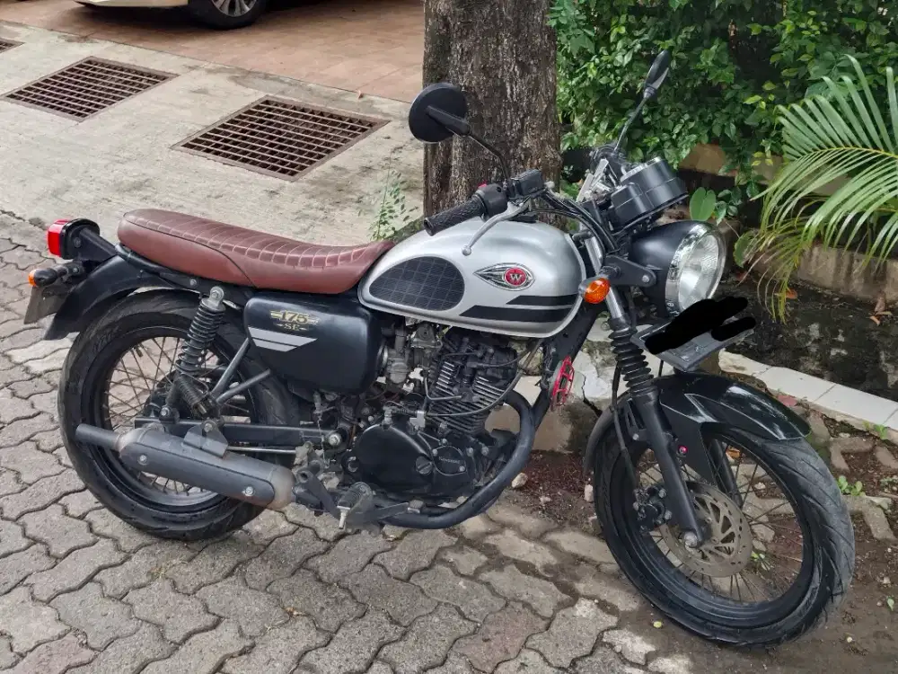 JUAL CEPAT !! Motor Kawasaki W175 cafe racer tahun 2018
