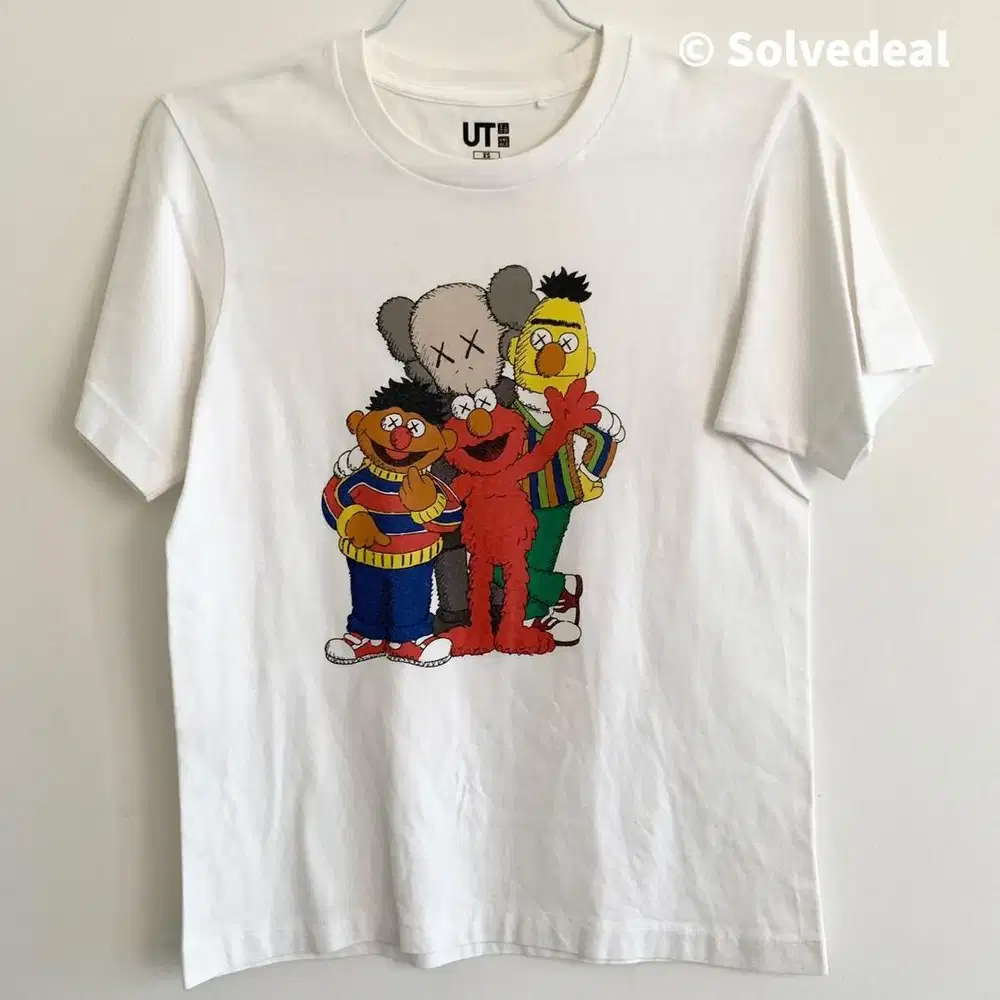 Kaos Uniqlo Kaws Sesame Street Group Tee Putih