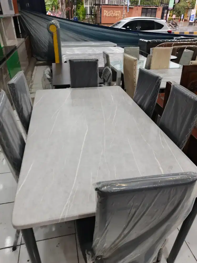 Satu set meja makan impor