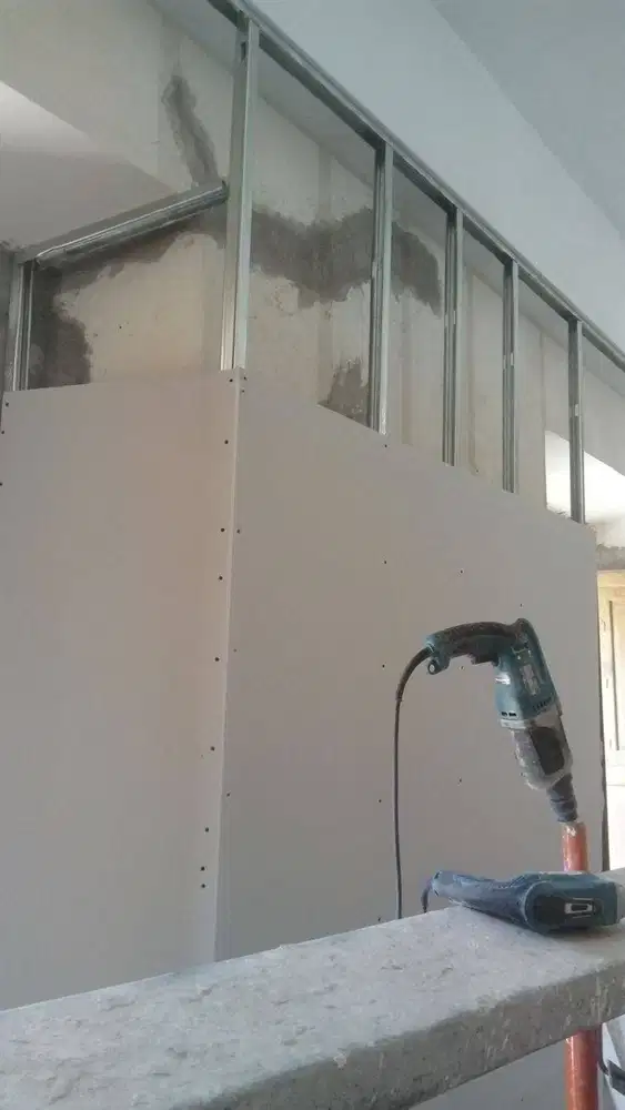 Sekat Plafon Partisi PVC GRC Gypsum Jasa Tukang Pasang Wall Moulding