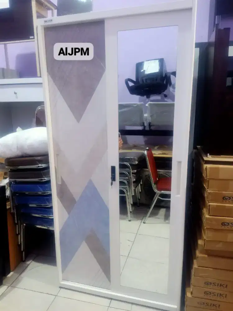 Lemari pakaian plat besi