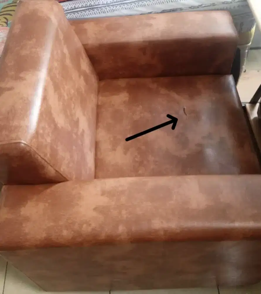 Kursi Sofa Kulit 1 Duduk Coklat Baik Kaki Baik Bersih Tidak Ada Coret