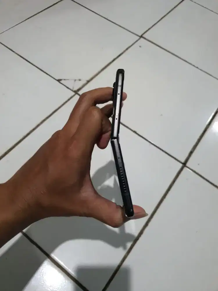 Samsung z fold di buka tidak bisa lurus Almuna Phone Service