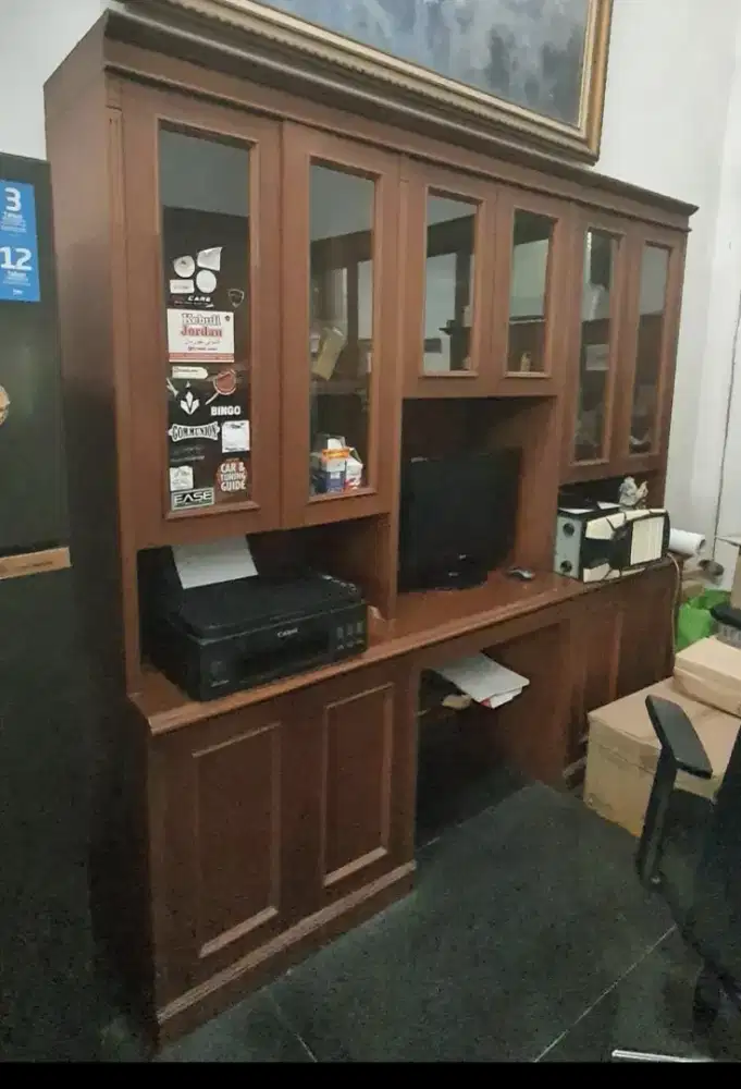 Lemari Buku Model Klasik