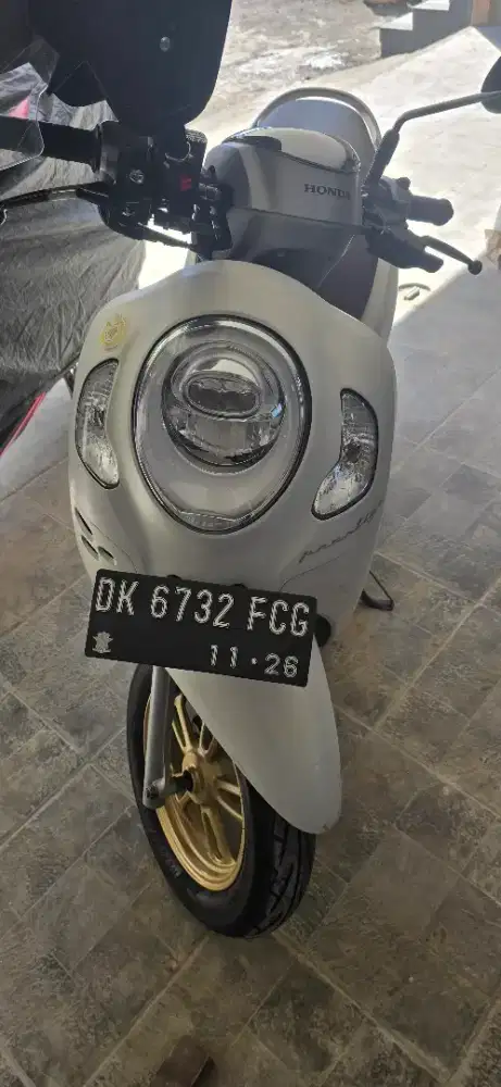 Scoopy prestige putih 2021