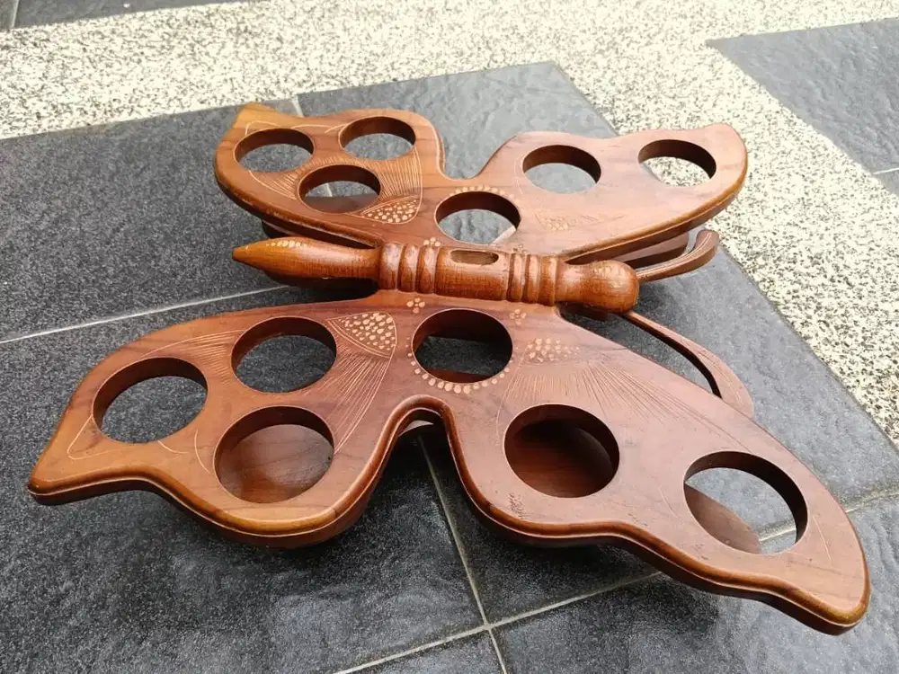 Tempat Aqua Gelas Kayu Jati Bentuk Kupu-Kupu – Unik, Kokoh, dan Artist