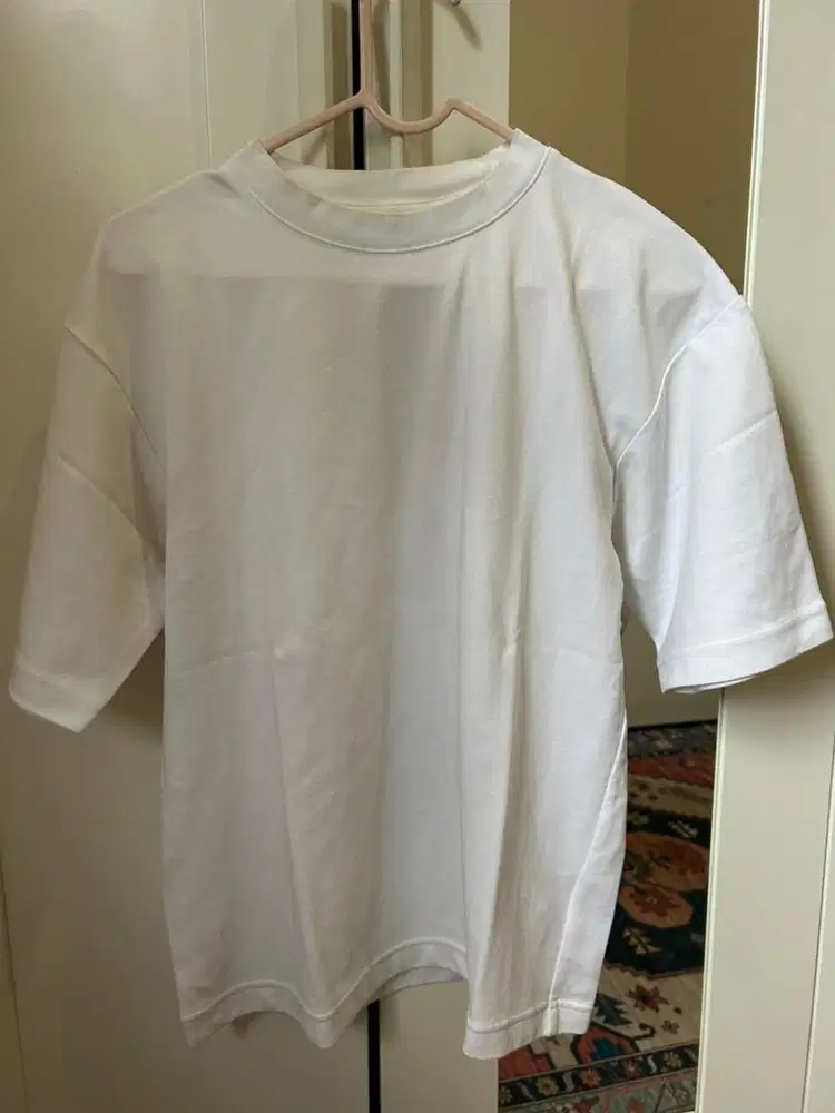 Baju atasan uniqlo oversized airism warna hitam dan putih