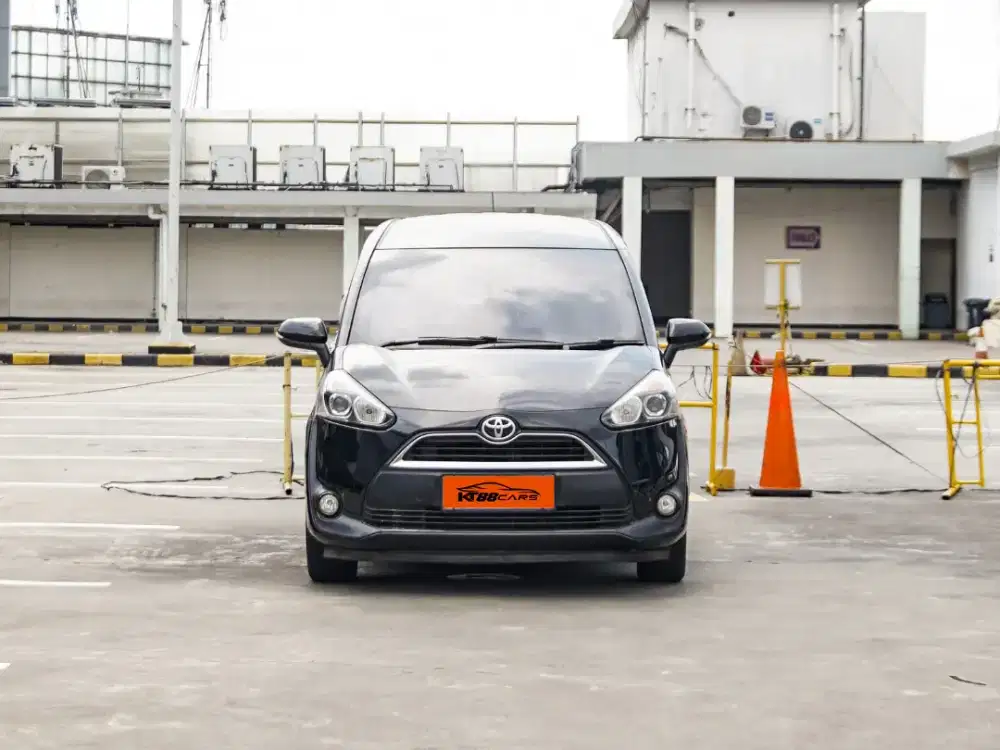 SIENTA V AT WARNA HITAM TAHUN 2016