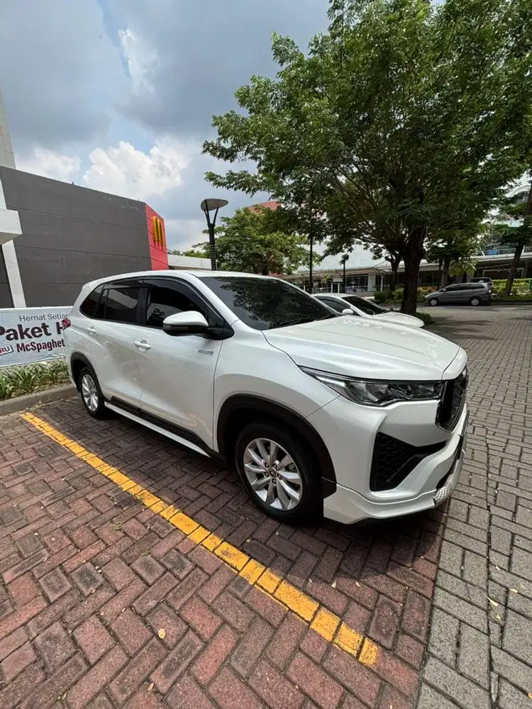 Innova zenix v hybrid modelista