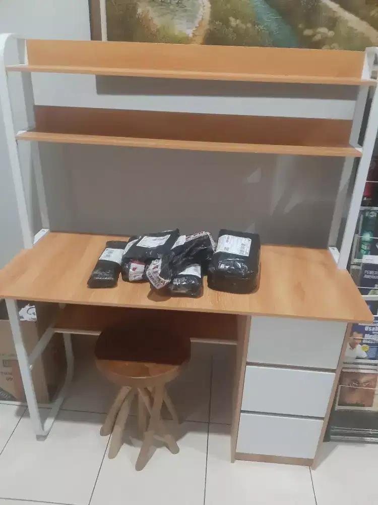 Meja belajar & rak buku