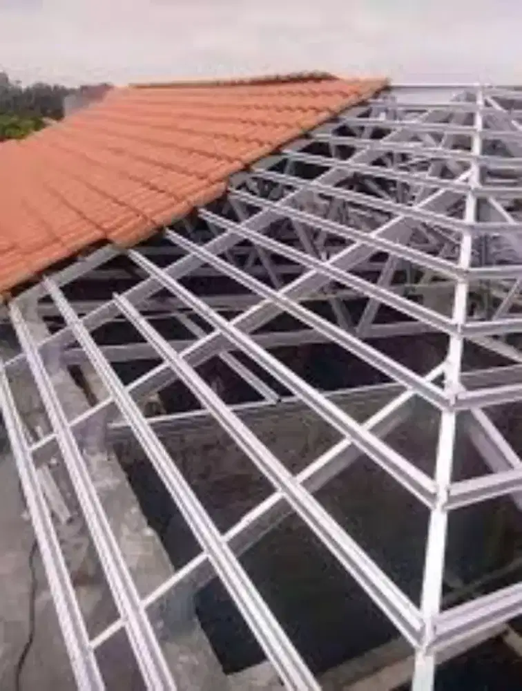 Pemasangan rangka atap baja ringan