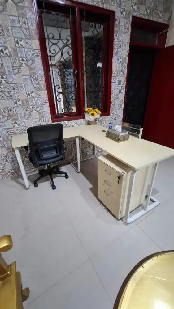 Meja kantor merk informa dan kursi putar